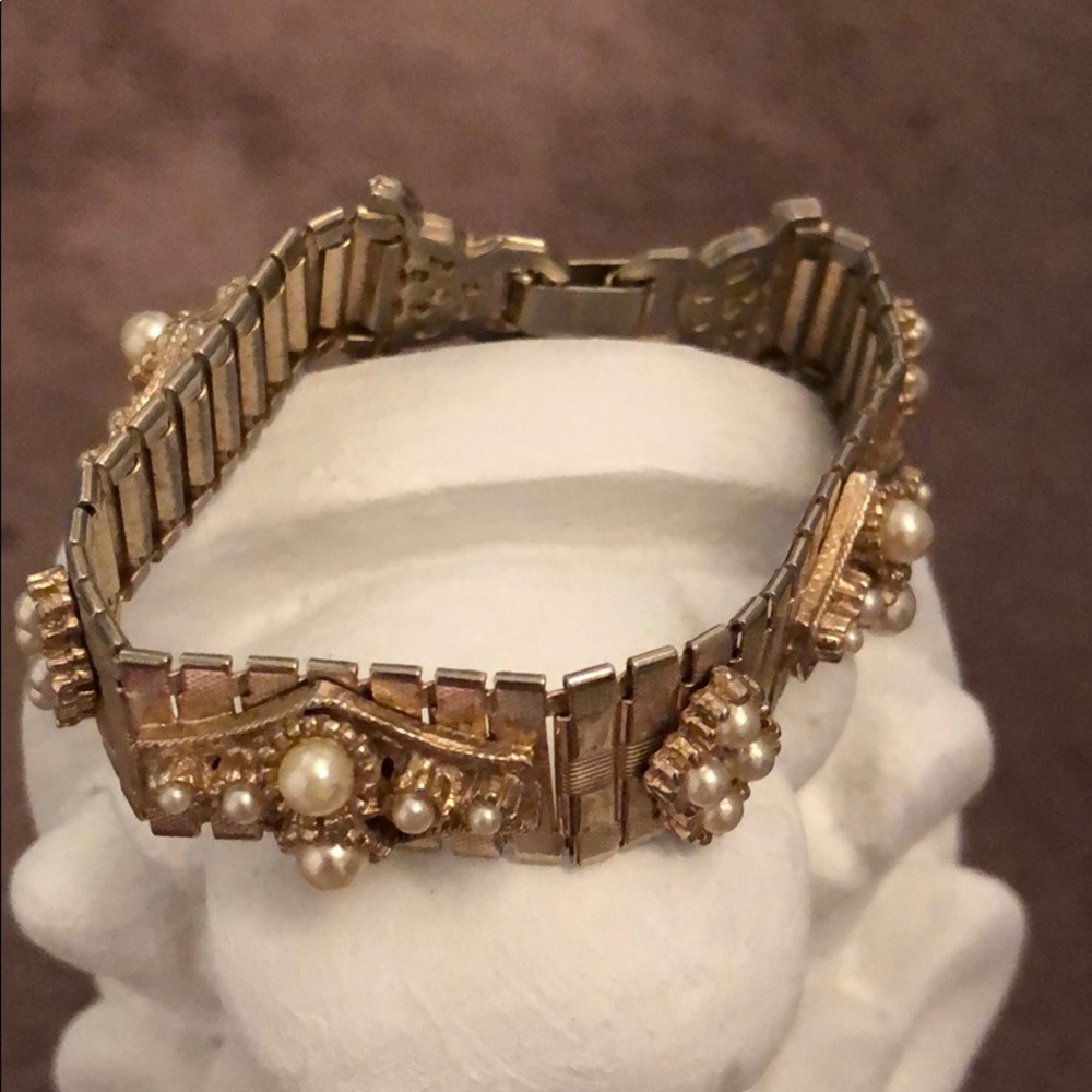 Vintage gold and pearl bracelet.